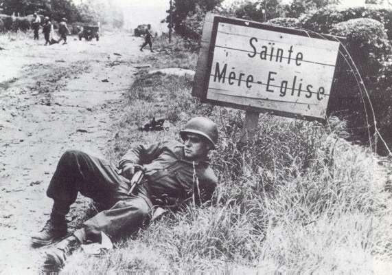 D_DAY_PARATROOPERS_STE_MERE_EGLISE.jpg
