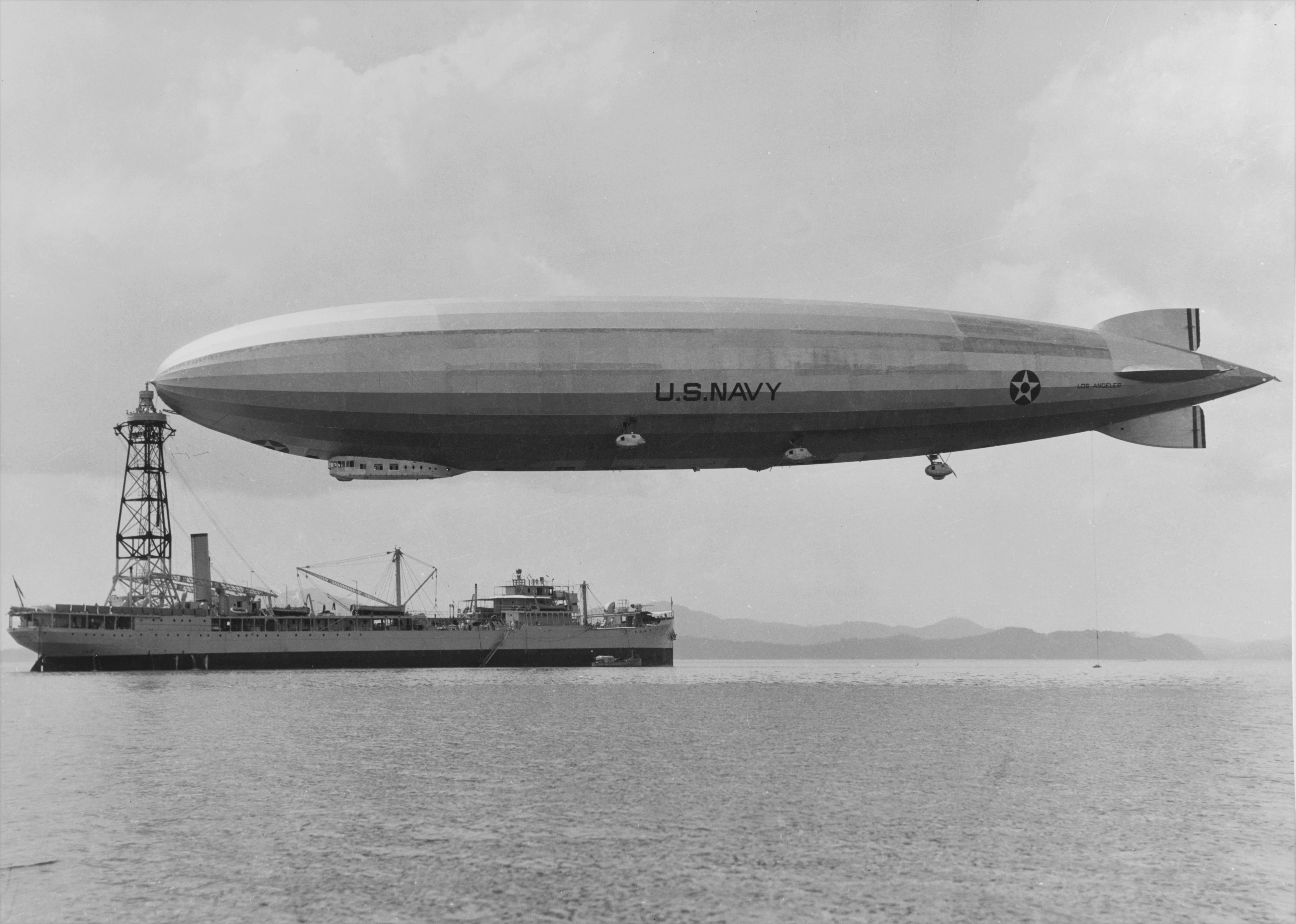 ZR3_USS_Los_Angeles_an_Kriegsschiff.jpg